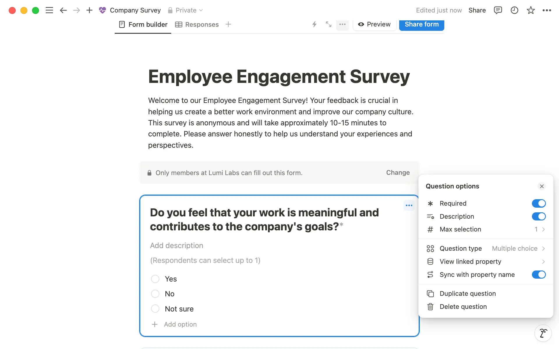 Accédez au menu ••• à partir de n’importe quelle question pour la marquer comme obligatoire et ajouter des descriptions utiles.